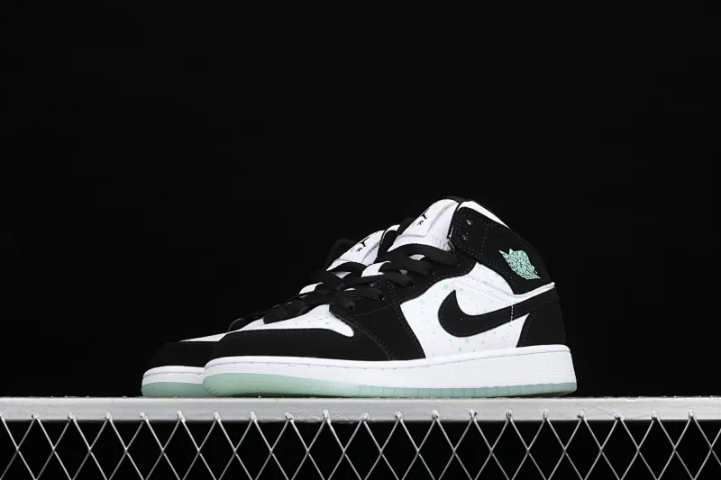 All categories Air Jordan Jordan series basketball shoes Air Jordan 1 Mid Air Jordan 1 Mid AJ1 Joe 1 black and white color luminous starry mid-top BQ6931-103